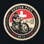 Susten Pass | Schweiz | Motorrad Magnet<br><div class="desc">Susten Pass in einem Vintagen,  bedrückten Stil-Emblem gemacht. Es ist ein berühmter Hochgebirgspass,  der in der Schweiz gefunden wurde.</div>
