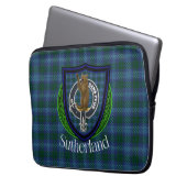 Sutherland Scottish Clan Tartan and Crest  Laptopschutzhülle (Vorderseite Links)