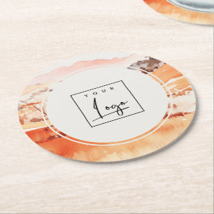 Sutle Blush Orange Aquarell-Wald-Berg-Logo Runder Pappuntersetzer