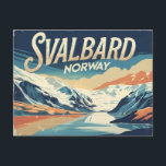 Svalbard Arctic Vintag Postkarte<br><div class="desc">Mit dieser Vintagen Retro-Postkarte erfassen Sie die tiefgefrorene Schönheit von Svalbard. Mit schneebedeckten Gipfeln und eisigen Horizonten ist es ein nostalgischer Sake für Entdecker,  Sammler und arktische Träumer.</div>