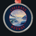 Svalbard Norwegen Retro Distressed Circle Ornament Aus Metall<br><div class="desc">Svalbard im Vektorkunststil. Eine der nördlichsten bewohnten Gegenden der Welt,  ist bekannt für sein zerklüftetes,  abgelegenes Terrain an Gletschern und gefrorener Tundra,  die Eisbären,  Rentiere Svalbard und Füchse der Arktis beherbergen.</div>