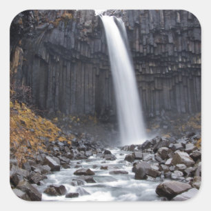 Svartifoss Wasserfall in Island Quadratischer Aufkleber