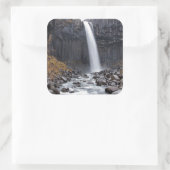Svartifoss Wasserfall in Island Quadratischer Aufkleber (Tasche)