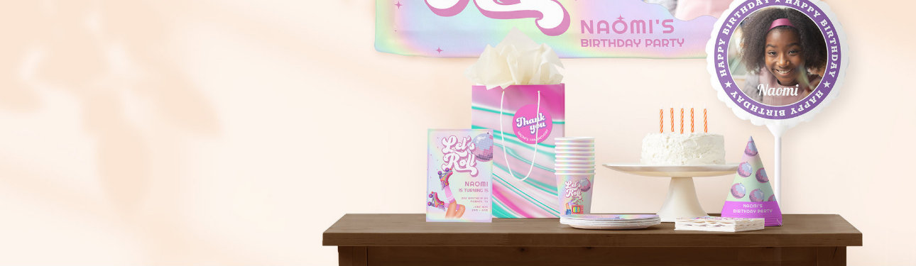Roller-Skating-Geburtstagsparty mit personalisierter Dekoration für Naomi, inklusive Kuchen, Bechern und Schildern.