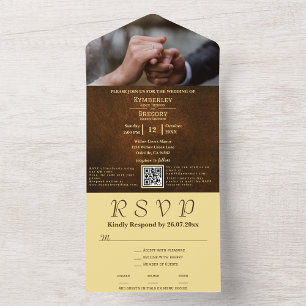 Elegante dunkelbraune Textur mit goldenen Akzenten All In One Einladung