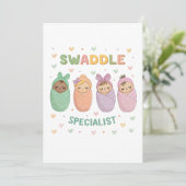 Swaddle Specialist Cute Baby Illustration Einladung (Stehend Vorderseite)