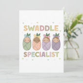 Swaddle Specialist Pastel Baby Illustration Einladung (Stehend Vorderseite)