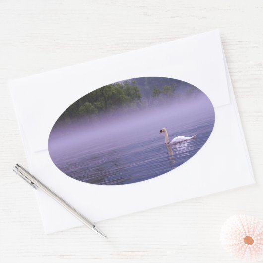 Swan am See Ovaler Aufkleber (Umschlag)