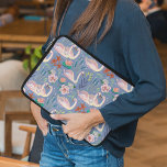 Swan Birds Floral Botanical Blue Pattern Laptopschutzhülle<br><div class="desc">Zwei hübsche Schwäne in einem Pfund mit botanischen Blume und Lilien. Original-Kunstwerk von Caroline Bonne Müller</div>