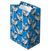 Swan Birds Pattern Design On Blue Mittlere Geschenktüte (Rückseite Schrägansicht)