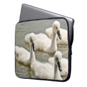 Swan Cygnets Schwimmen Laptopschutzhülle (Vorderseite Links)