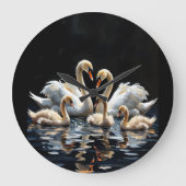 Swan Family on Black Lake Artwork Große Wanduhr (Vorderseite)