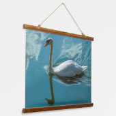 Swan mit Cloud Reflections Wandteppich Mit Holzrahmen (Gewinkelt)