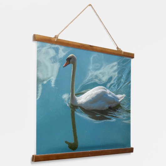 Swan mit Cloud Reflections Wandteppich Mit Holzrahmen (Gewinkelt)