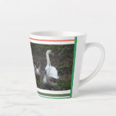 Swan mit Niedlichen jungen Swans Design Latte Tass Milchtasse (Rechts)