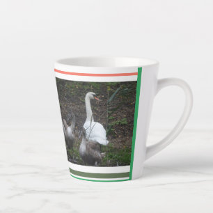 Swan mit Niedlichen jungen Swans Design Latte Tass Milchtasse