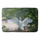 Swan mit Wings Spread Badematte (Vorderseite)