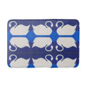 Swan Reflection in Blue Lake Artisan Crochet Print Badematte (Vorderseite)