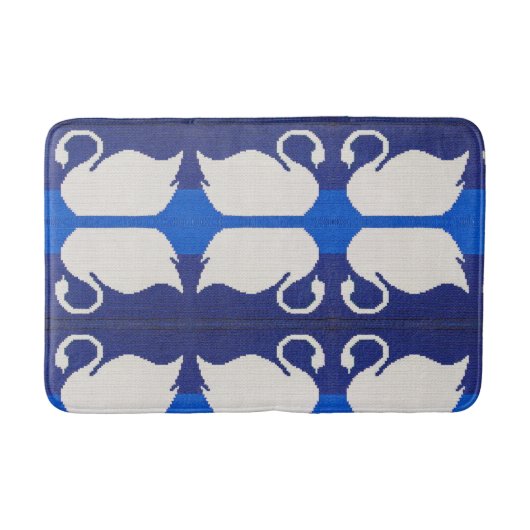 Swan Reflection in Blue Lake Artisan Crochet Print Badematte (Vorderseite)