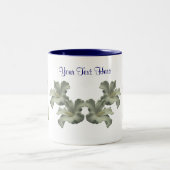 Swan und Hibiskus Blume Personalisiert Zweifarbige Tasse (Mittel)