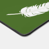 Swan White Feather & Script Calligrafy on Green Schreibtischunterlage (Ecke)