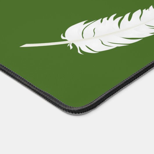 Swan White Feather & Script Calligrafy on Green Schreibtischunterlage (Ecke)