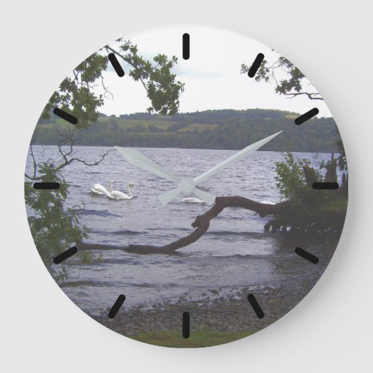 Swans auf Loch Lomond Große Wanduhr (Vorderseite)