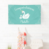 Swans Baby Showbird mit Crown Theme Aquamarin Banner (Insitu)