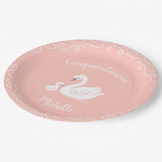 Swans Baby Showbird mit Crown Theme Peach Pappteller (Schrägansicht)
