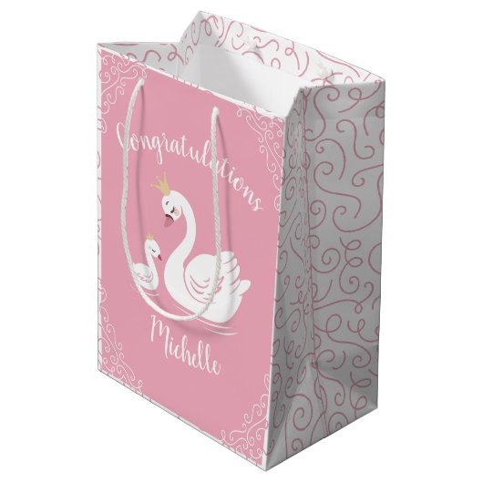 Swans Baby Showbird mit Crown Theme Pink Mittlere Geschenktüte (Rückseite Schrägansicht)
