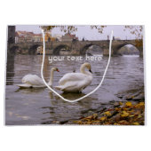 Swans und Karlsbrücke in Prag Große Geschenktüte (Vorderseite)