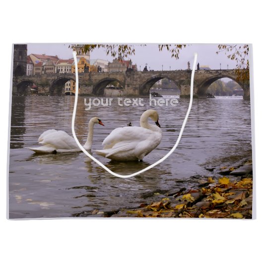 Swans und Karlsbrücke in Prag Große Geschenktüte (Vorderseite)