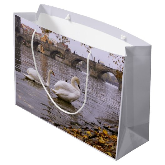 Swans und Karlsbrücke in Prag Große Geschenktüte (Rückseite Schrägansicht)
