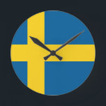 Sweatflagge Runde Wanduhr<br><div class="desc">Flagge Schwedens. Die Flagge Schwedens ist ein skandinavisches Kreuz, das sich bis an den Rand der Flagge erstreckt. Dieses skandinavische Kreuz repräsentiert das Christentum. Das Design und die Farben der schwedischen Flagge werden vermutlich durch die gegenwärtige Wappen Schwedens von 1442 inspiriert, die blau durch eine Kreuzpattée aus Gold aufgeteilt und...</div>