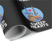 Sweep Hearts Funny Couple Pun Dark BG Geschenkpapier (Rolleneckpunkt)