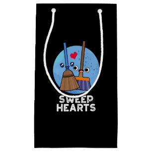 Sweep Hearts Funny Sweet Hearts Broom Pun Dark BG Kleine Geschenktüte