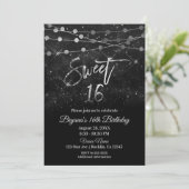 Sweet 16 16 Schwarz & Silber Funkelleuchten Einladung (Stehend Vorderseite)