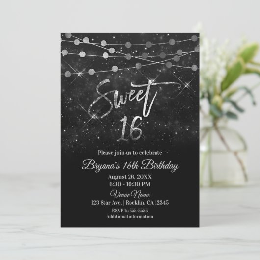 Sweet 16 16 Schwarz & Silber Funkelleuchten Einladung (Stehend Vorderseite)