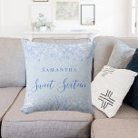 Sweet 16 Baby Blue Glitzer Staubname Skript Kissen<br><div class="desc">Für einen eleganten Sweet 16,  16. Geburtstag. Eine trendige,  babyblau,  hellblaue Hintergrundfarbe. Dekoriert mit Imitaten Glitzer Staub. Personalisieren und einen Namen hinzufügen. 16 . Geburtstag ist mit einem modernen,  handgeschriebenen Stil geschrieben.</div>