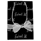 Sweet 16 Birthday Bow auf Black Medium Geschenktas Mittlere Geschenktüte (Vorderseite)