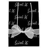 Sweet 16 Birthday Bow auf Black Medium Geschenktas Mittlere Geschenktüte (Rückseite)
