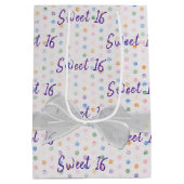Sweet 16 Birthday Bow auf Polka Dots Mittlere Geschenktüte (Rückseite)