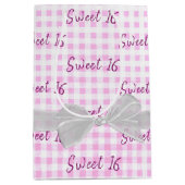 Sweet 16 Birthday Bow on Gingham Medium Geschenkta Mittlere Geschenktüte (Vorderseite)