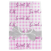 Sweet 16 Birthday Bow on Gingham Medium Geschenkta Mittlere Geschenktüte (Rückseite)