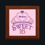 Sweet 16 Birthday Personalisiert Pink Princess Tia Erinnerungskiste<br><div class="desc">Niedliche 16 . Geburtstag-Halskette Geburtstagsgeschenk für den Bash Ihres großen Teenagers. Personalisieren Sie,  indem Sie Ihren Namen in hübschen lila Skript innerhalb der rosa tiara. Eine hübsche süße 16 Geschenkboxen.</div>