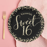 Sweet 16 Black Gold Glitzer Confetti Chic Geburtst Pappteller<br><div class="desc">"Happy Sweet 16". Feiern Sie ihren Geburtstag mit dieser lustigen, atemberaubenden, einfachen, personalisierten Papiertüte. Gold Glitzer Skript Typografie und Konfetti Overlay einen schwarzen Hintergrund. Personalisieren Sie den benutzerdefinierten Text mit dem Namen Ihrer Tochter. Sie haben die Wahl zwischen 2 Größen: 7" oder 9". Ideal für die aufstrebende Fashionista, die modernen...</div>