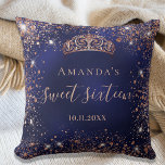 Sweet 16 blue Rose gold tiara name skript Kissen<br><div class="desc">Für einen eleganten Sweet 16,  16. Geburtstag. Die blaue Hintergrundfarbe ist stylisch,  die blaue Farbe ist uneinheitlich. Dekoriert mit Rose vergoldeten Imitaten Glitzer Staub,  eine Tiara Krone. Personalisieren und fügen Sie einen Namen und ein Datum hinzu. 16 . Geburtstag ist mit einem modernen handgeschriebenen Stilskript mit Swashes geschrieben.</div>