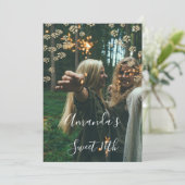 Sweet 16. Blume Red Gold Foto Confetti Park Einladung (Stehend Vorderseite)