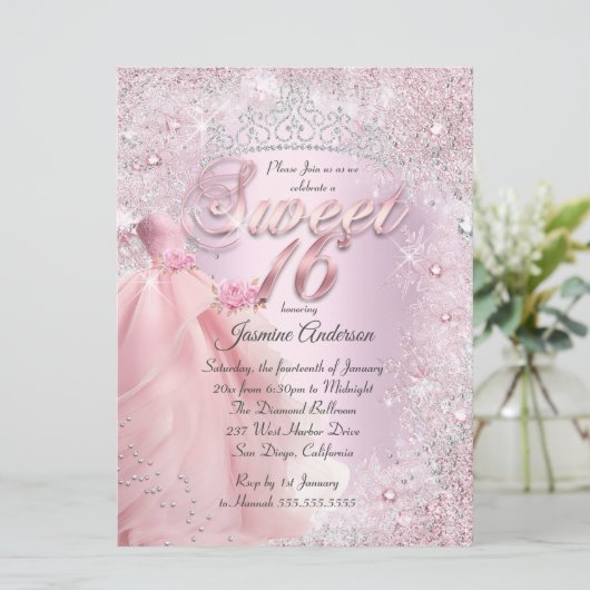 Sweet 16 errötet Pink Winter Wunderland Tiara Einladung (Stehend Vorderseite)