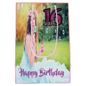 Sweet 16. Geburtstag Foto lila Mittlere Geschenktüte (Rückseite)